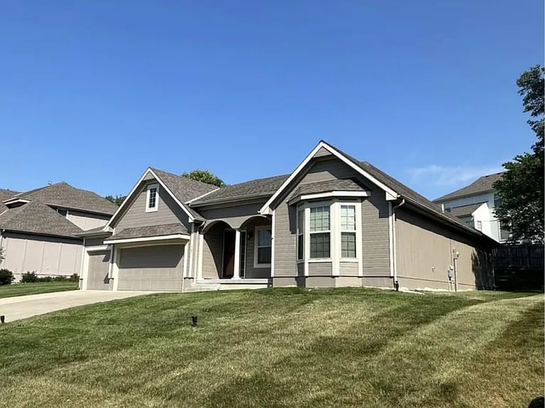 505 NW Highcliffe Dr — Photo 2