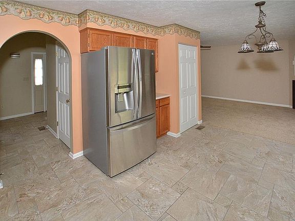 5th image of 127 Stratford Ct