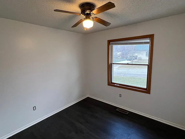 607 James St NE — Photo 13