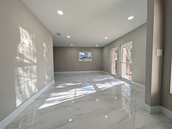 2nd image of 5523 Venetian Blvd NE