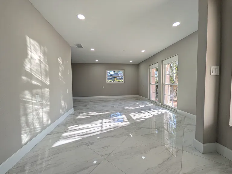 5523 Venetian Blvd NE — Photo 2