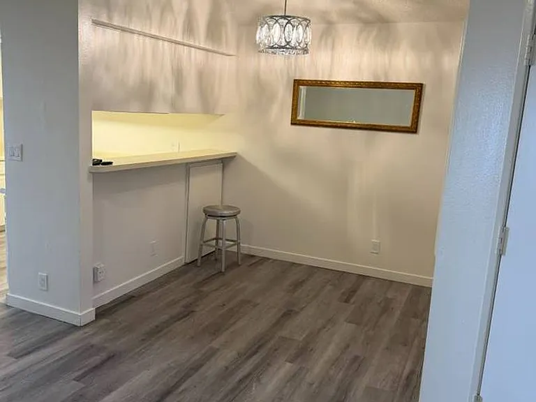 215 E Hyde Park Blvd — Photo 5