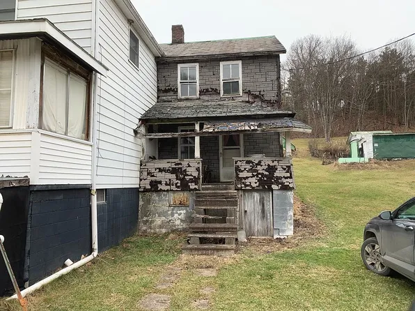 81 2nd St, Clune, PA 15727