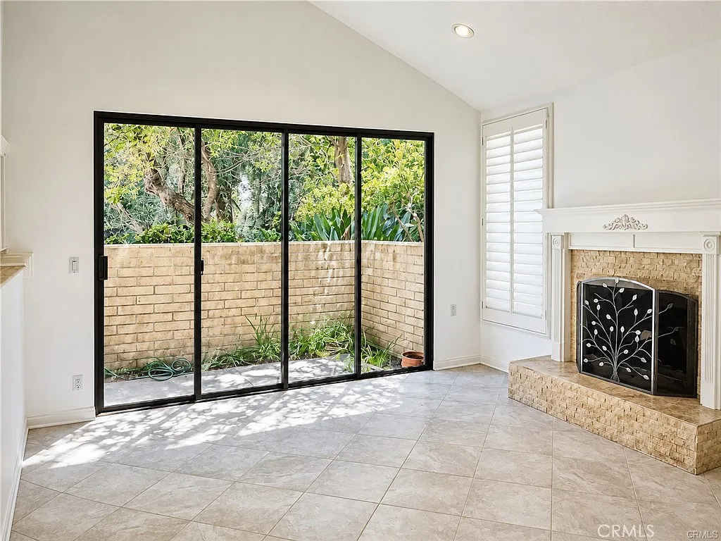 21821 Burbank Blvd — Photo 4