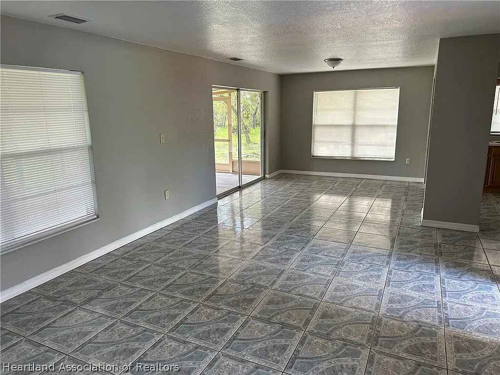 3 bed, 2.0 bath, 1365 sqft, $1,700 — Photo 4