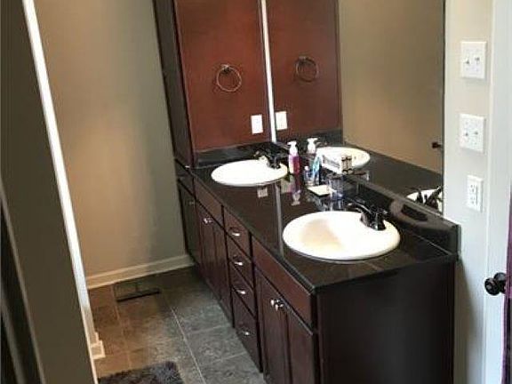5th image of 220 Carriage Way