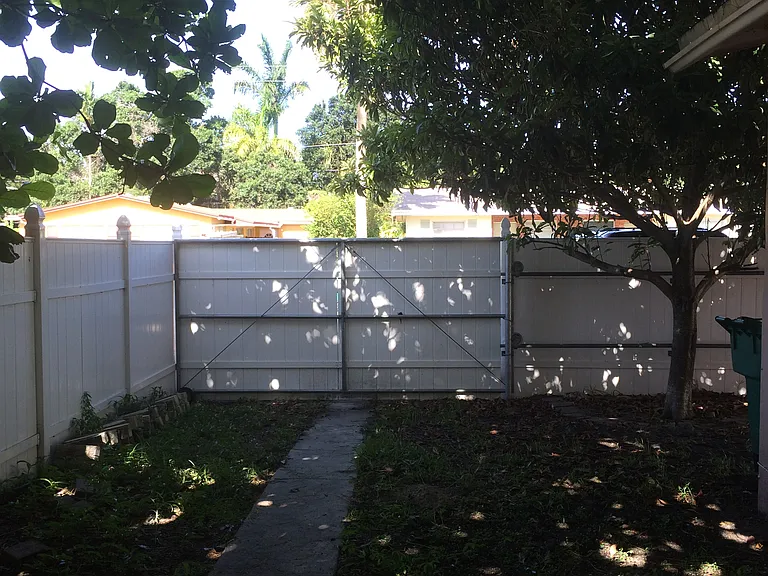 4901 SW 28th Ter — Photo 3