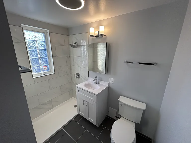 1049 W Roscoe St #3 — Photo 6