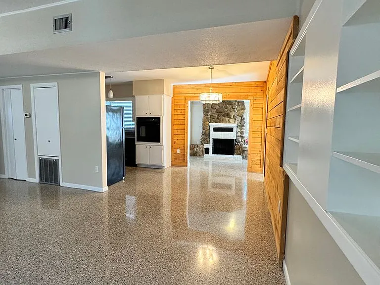 813 Center Ln — Photo 2