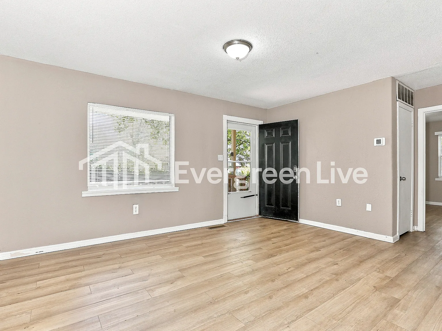 3 bed, 1.0 bath, 1080 sqft, $995 — Photo 3