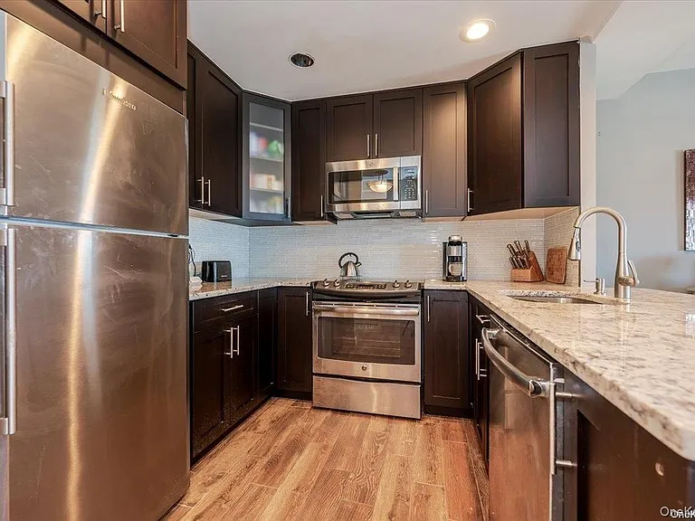100 W Broadway #7JJ — Photo 12