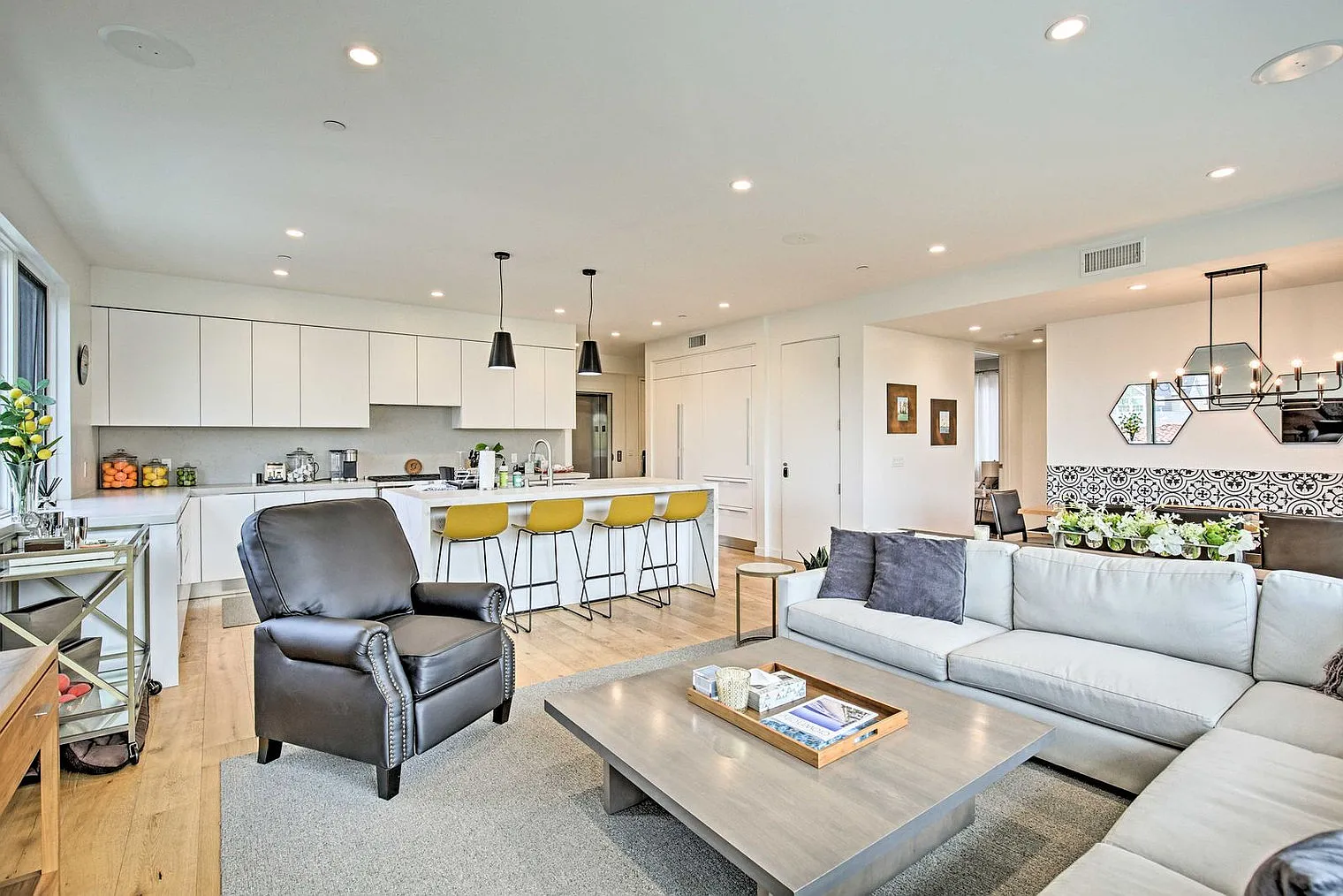 3 bed, 3.0 bath, 1657 sqft, $6,806 — Photo 4