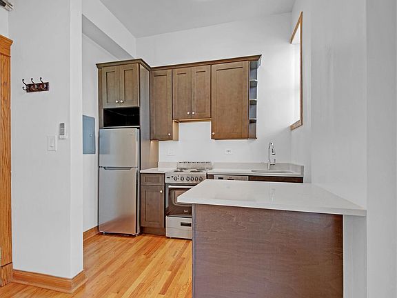 5th image of 611 W Briar Pl APT 202