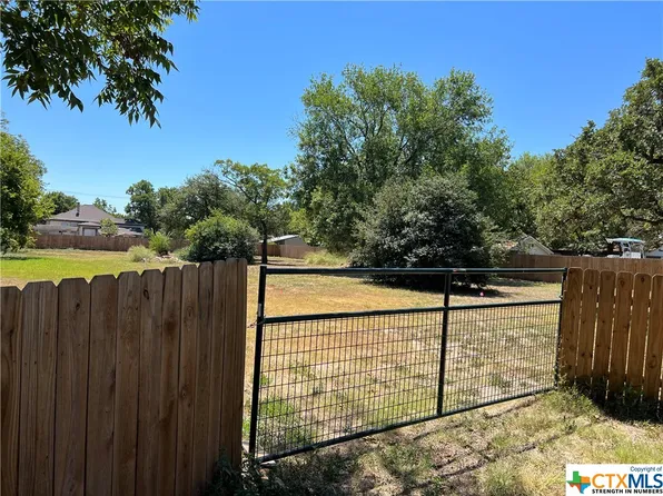 203 Henry St, Cuero, TX 77954
