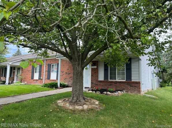 29451 Pendleton Club Dr, Farmington, MI 48336