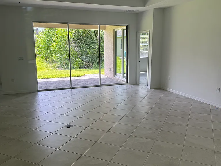 4521 NW 35th Ave — Photo 6