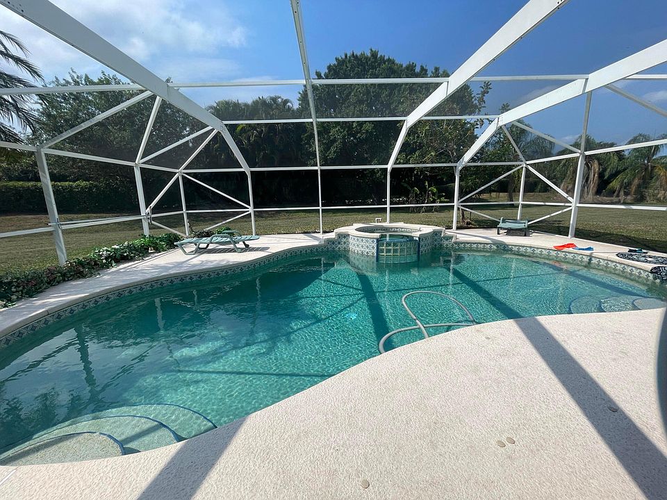 1st image of 407 SW Redwood Cove