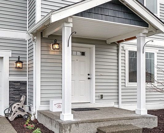 2nd image of 1406 Daffodil Ave NE