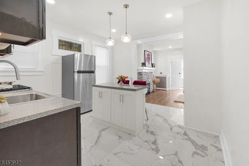 3 bed, 1.0 bath, $2,400 — Photo 2