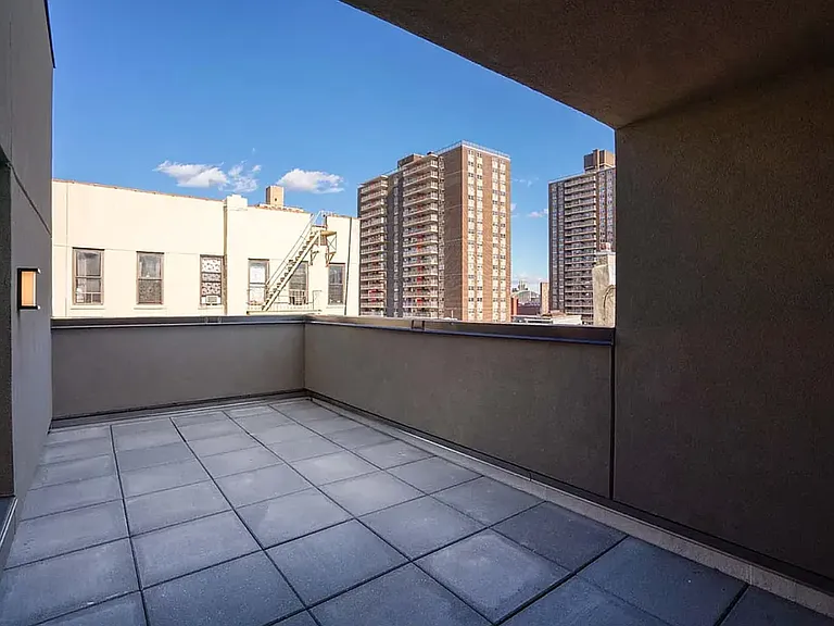 645 E 9th St #PHB — Photo 2