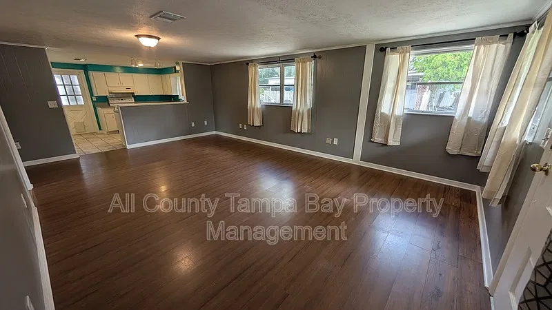 2 bed, 1.0 bath, 1510 sqft, $1,900 — Photo 2
