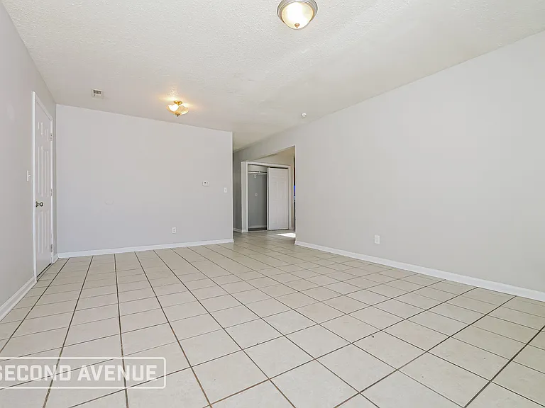 2833 Kensington Ave — Photo 4
