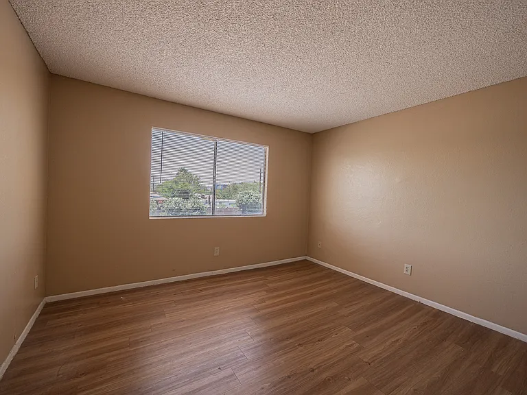 4724 E Portland St — Photo 12