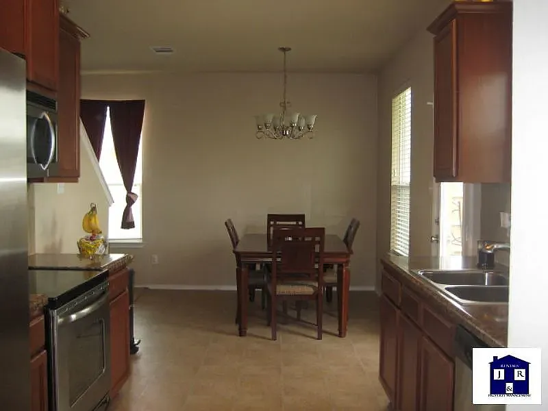 1911 Scott Dr — Photo 3