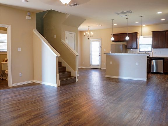 3rd image of 4920-4922 Villas Dr