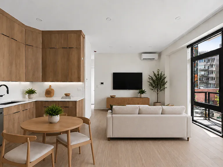 4918 Vernon Blvd #4C — Photo 1