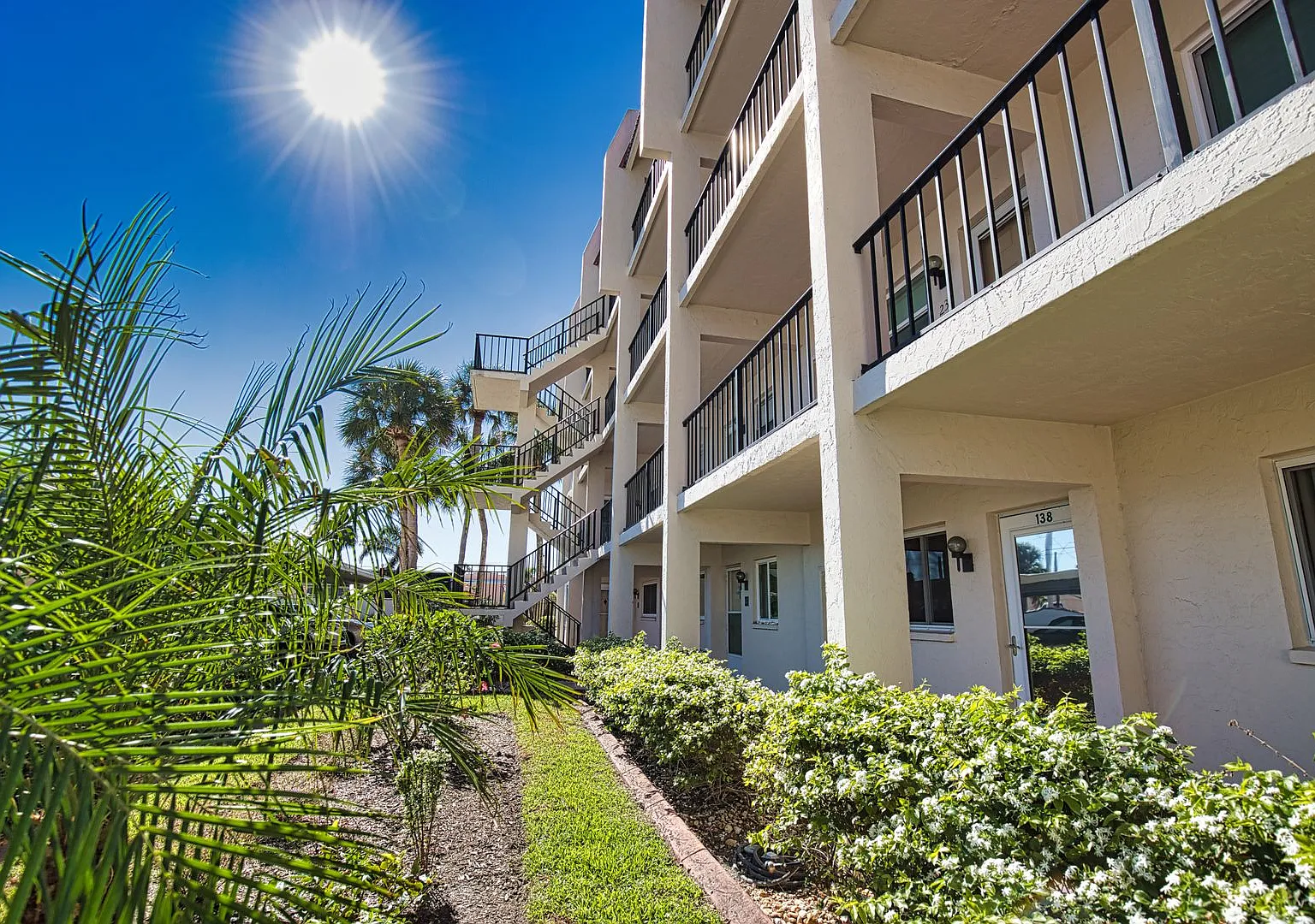Annual Unfurnished 2 Bedroom 2 Bathroom First Floor Condo on Venice Island! — Photo 1