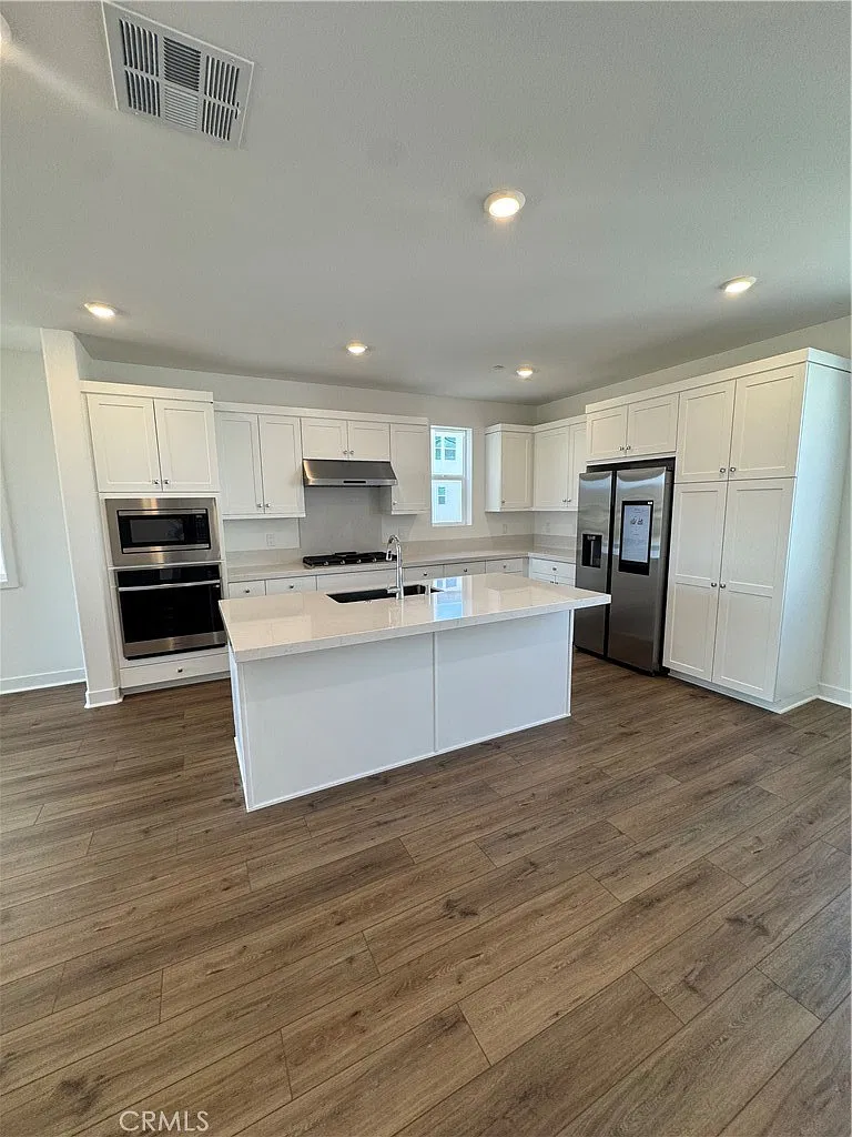 3 bed, 3.5 bath, 1810 sqft, $4,000 — Photo 4