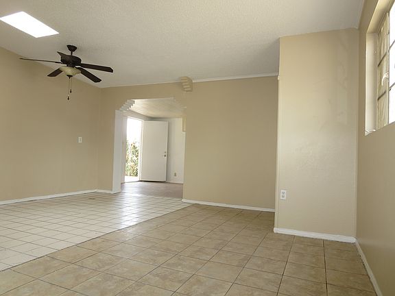 Ceiling Fan & Open Flowing Floor Plan