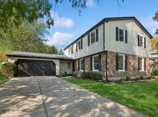 1525 Chickasaw Dr, Naperville, IL 60563