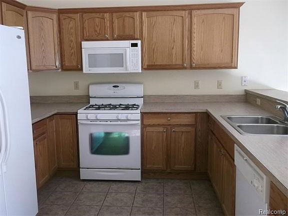 5th image of 793 Snowbird Cir E