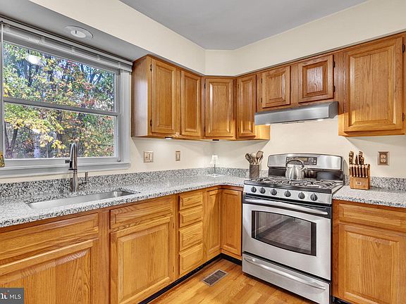 4th image of 916 Berwick Dr
