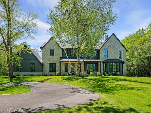 699 Plum Tree Rd, Barrington, IL 60010