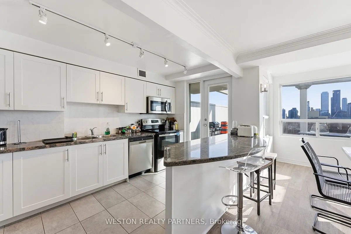 Building Photo - 44 Walmer Rd #Penthouse 2