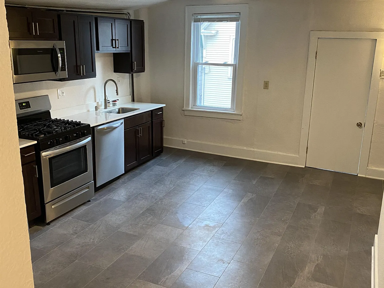 1604 N Franklin Pl - 3 — Photo 2