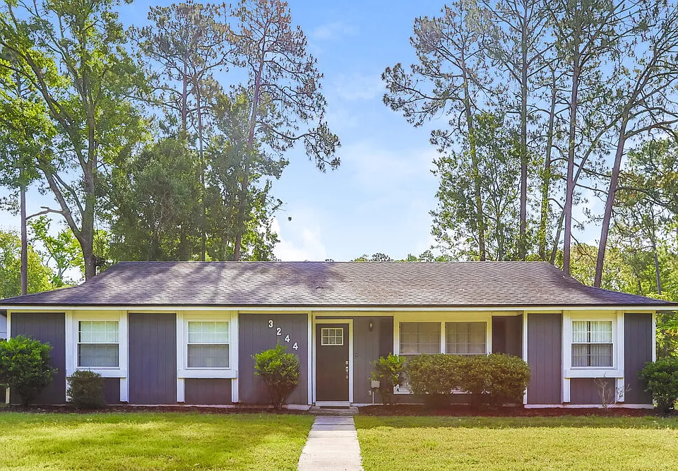 3244 Laurel Grv N