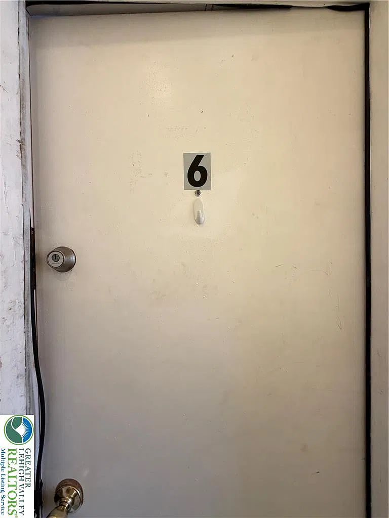 697 Ferry St — Photo 2