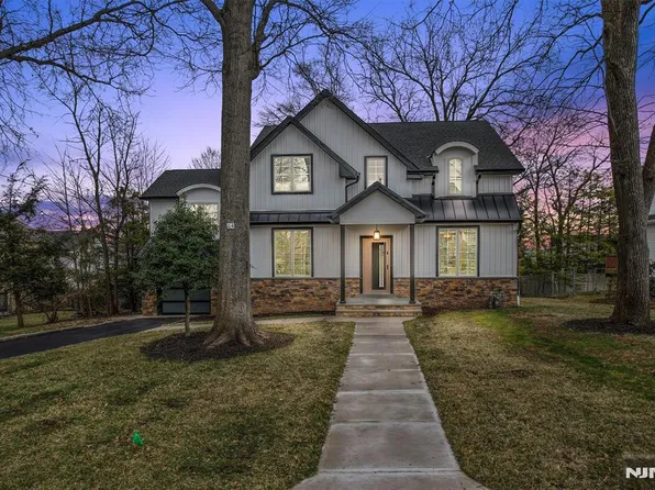 84 Prior Ct, Oradell, NJ 07649