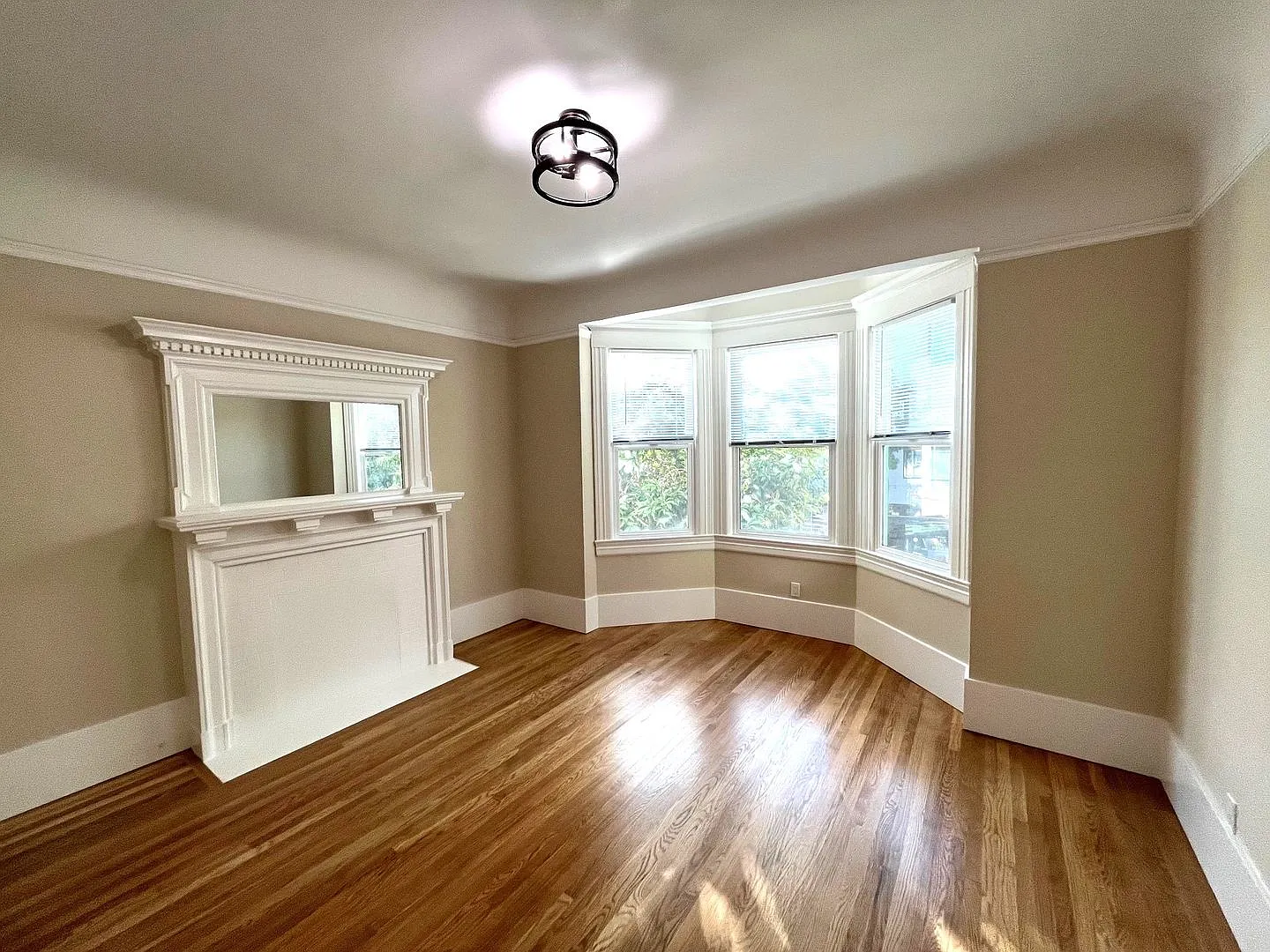 Breathtaking 2 Bed/ 1 Bath Mission Flat — Photo 2