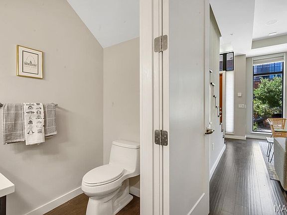 5th image of 4101 Laclede Ave #108