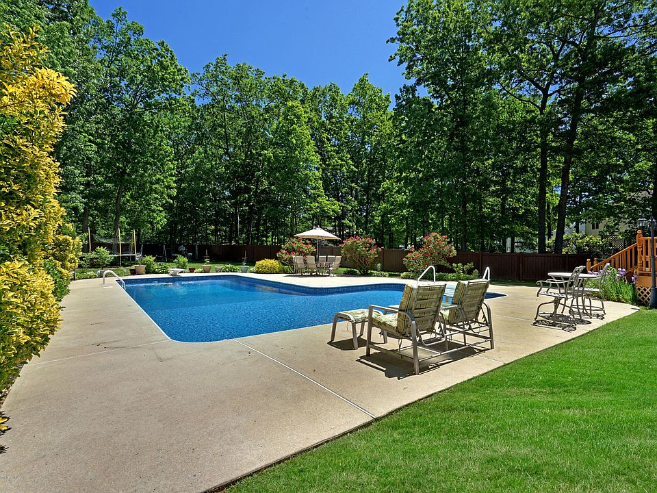1st image of 2027 Longewood Ln