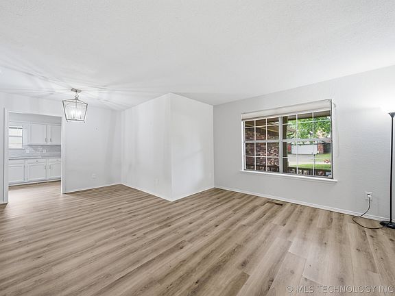 5th image of 2605 W Urbana St