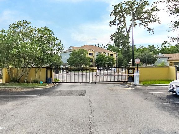 4th image of 8539 GATE Parkway #9220