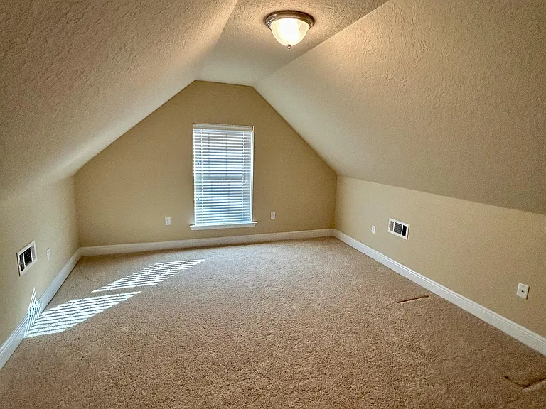 80 S Knightsbridge Ct — Photo 36