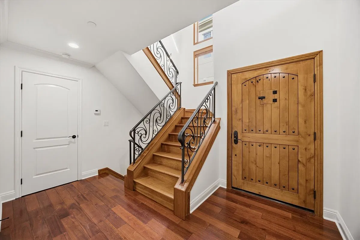 3 bed, 2344 sqft, $12,500 — Photo 3
