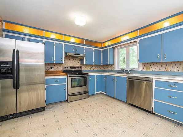 11 E Rocky Hill Road NE, York, ME 03909